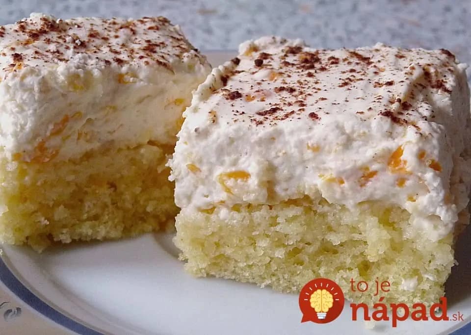 Ak ste už prejedení bublaniny, do tohto sa hneď zamilujete: Veľmi šťavnatý koláčik s kyslou smotanou!