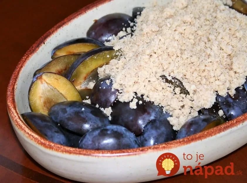 Ruský slivkový koláč bez roboty: Žiadne cesto, slivky len dáte do misy a zasypete – neuveríte, aká je to dobrota!