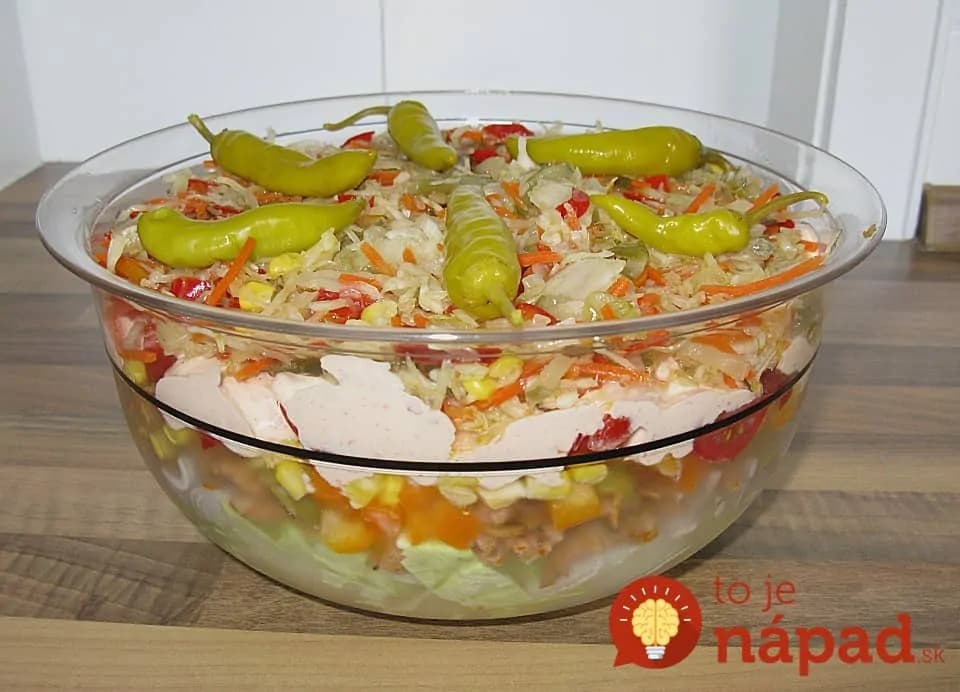 Vrstvený šalát GYROS: Pripravte tú najväčšiu misu, ktorú doma máte, nikdy ho nie je dosť!