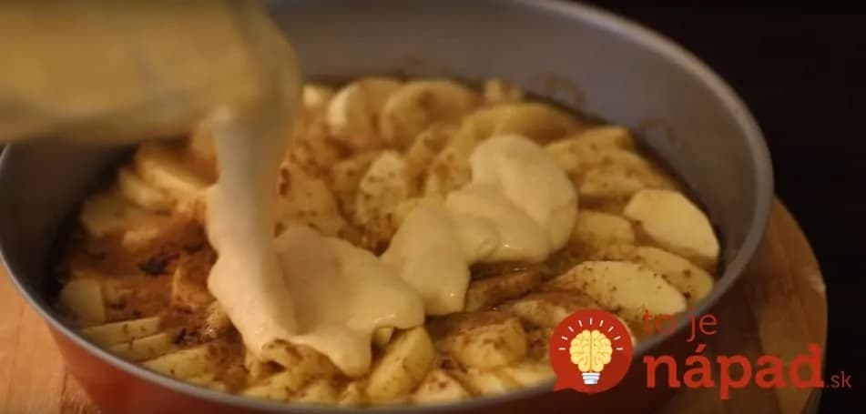 Obrátený jablkový koláč s karamelom: Karamel netreba variť zvlášť, vytvorí sa počas pečenia – sladký zázrak!