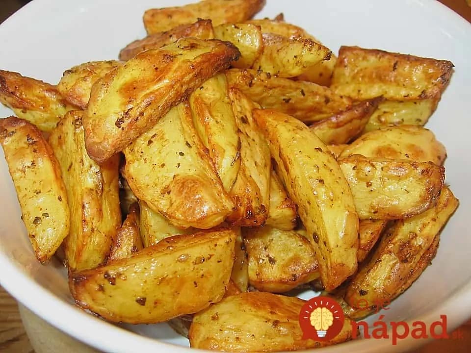 Finta na dokonalé zemiaky, bez zrnka soli: Namočte ich pred pečením do tejto zmesi – chuť neporovnateľná!
