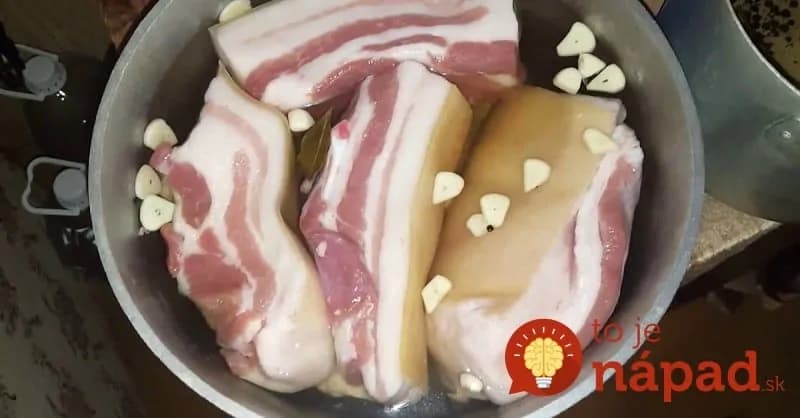 Vitamínová  bomba z Moravy: Zabudnite na údenie, slaninu dajte do nálevu s cesnakom, a na druhý deň ochutnajte – je neopísateľná!
