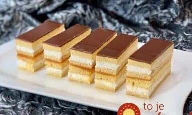 Neprekonateľný medový rez pre zaneprázdnených: Neriešite žiadne vaľkanie cesta – naliať na plech, poskladať a chystajte taniere!