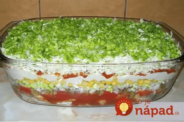 Dá sa to aj bez zemiakov a ťažkej majonézy – vrstvený SUPER šalát: Milujú ho aj najväčší mäsožravci!