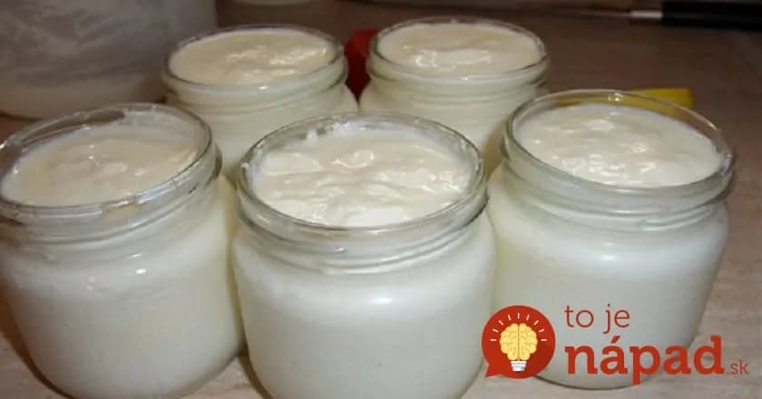 Starká vzala 2 lyžice kyslej smotany a na druhý deň mala skoro liter najzdravšieho jogurtu: Recept, ktorý sa dnes už nedá oceniť!