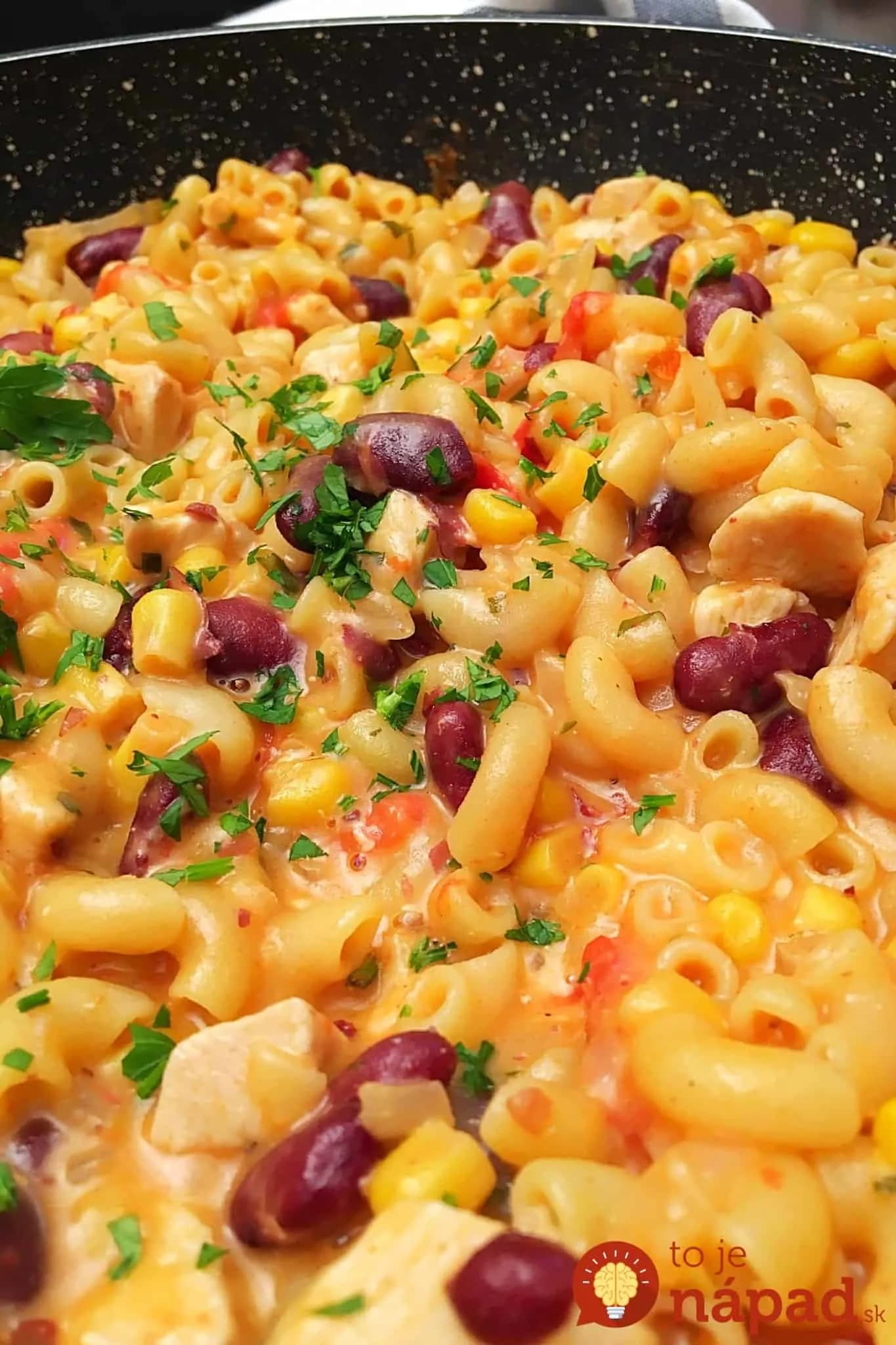 Mexické cestoviny s kuracím mäskom – geniálny obed z jedného hrnca: Najťažšie je počkať, kým sa dovaria!