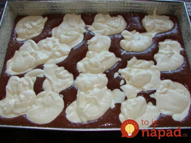 Kúzelná piškóta z hrnčeka – BEZ vajec: Z vianočného pečenia ostala len kocka tvarohu a žiadne vajcia – toto je výsledok!