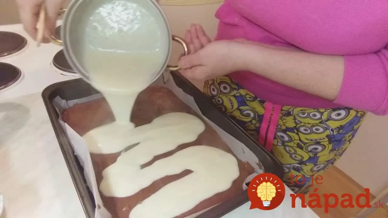 Páperová piškóta s pudingom a kyslou smotanou: Úžasne jemný kakaový koláčik -zmizne z plechu ešte teplý!