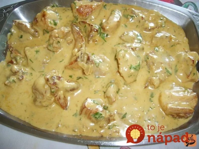 Zapečené bravčové mäso s cesnakom, horčicou a zeleninou na jednom pekáči:  Mäsko mäkké a krásne šťavnaté a prílohu už robiť nemusíte!