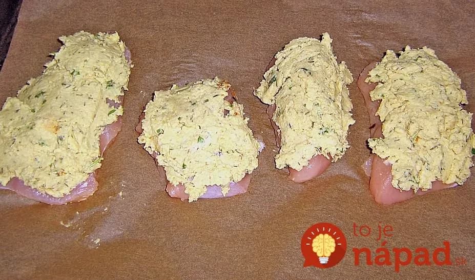 Výborné zapekané rezne s kyslou smotanou a syrom – 30 minút a sú na stole: Žiadne vyprážanie a chuť lepšia ako klasika!