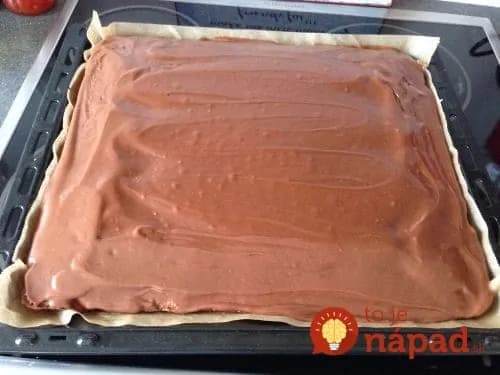 Úžasný koláč s kyslou smotanou: Piškóta dvoch farieb z hrnčeka, fantastická náplň a čoko poleva – chuť dokonalá!