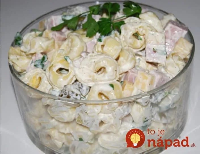 10-minútové cestoviny so šunkou a kyslou smotanou: Stačí premiešať a takú pochúťku šalát by sme jedli aj o polnoci, úžasne chutný šalát!