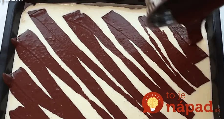 Úžasný tvarohový koláč s kakaom a ovocím: Jemná piškóta dvoch farieb a výborný krém, miluje ho celá rodina!