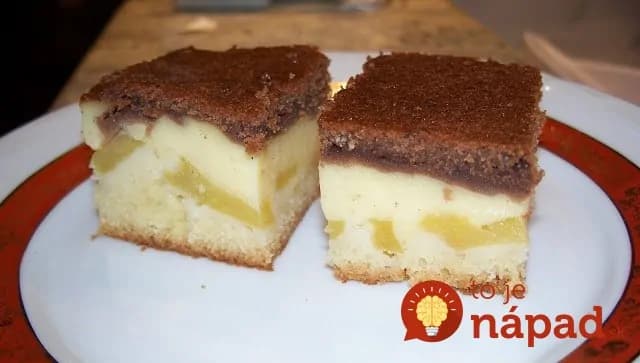 Babkin broskyňovo-pudingový koláč z rýchlika: 3 vrstvy s krémom pripravené za minútku, chutí nesmierne dobre!