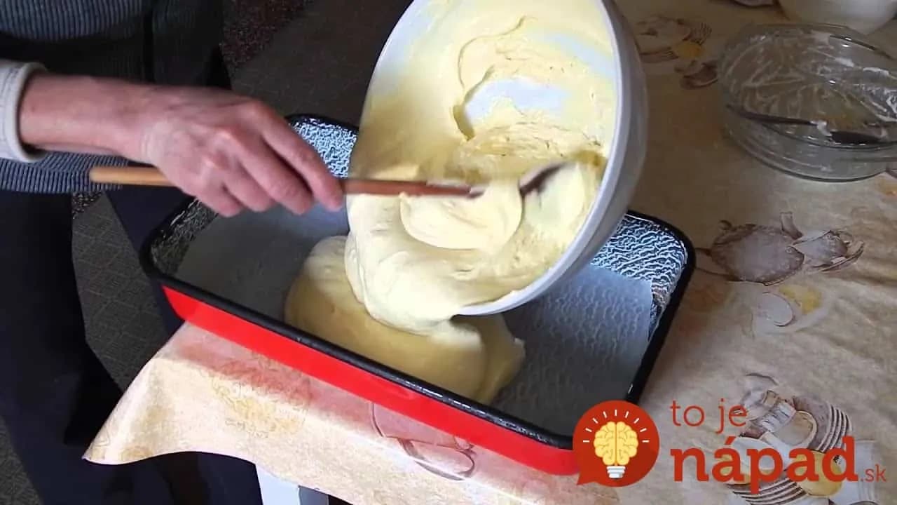 Ovocný koláč z hrnčeka – páperovo jemný a nadýchaný: Neverila by som, že obyčajná piškóta môže byť tak chutná – fantázia!