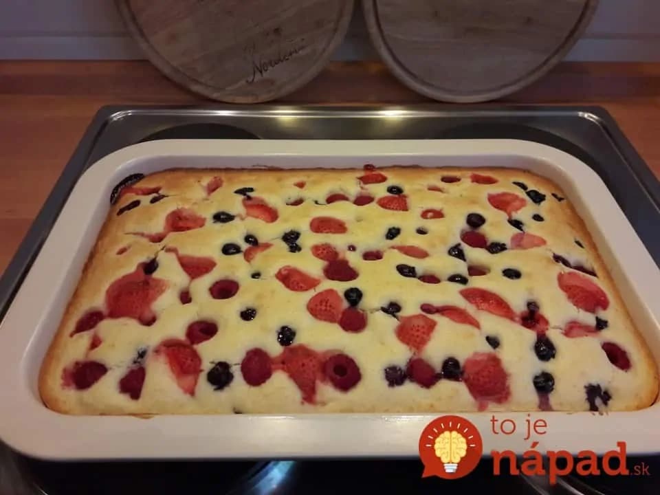 Univerzálne hrnčekové cesto na koláče – rýchle, lacné a výborné: 5-minút prípravy, je vláčne a aj na druhá deň výborné!