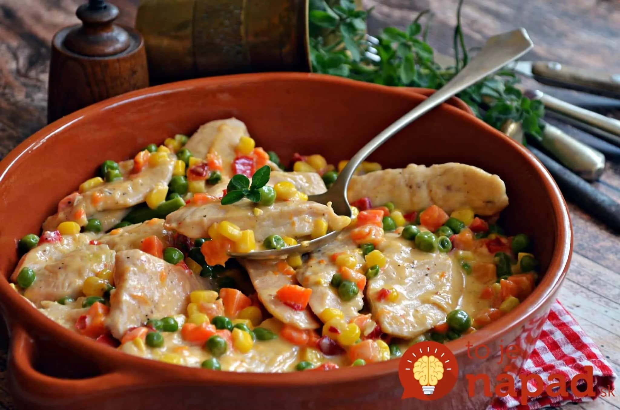 Minútkové kuracie prsia so zeleninou a smotanou: Pre našu rodinu je to najobľúbenejší obed z jednej panvice – každý si dal dupľu!