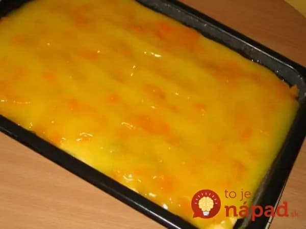 Žravé rezy s kyslou smotanou: Jedna úžasná piškóta s mandarínkami, krémom a ovocným želé!