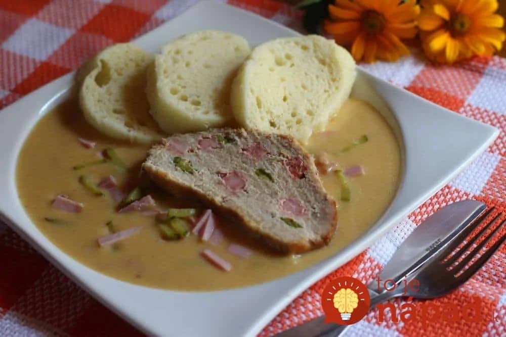 Bravčové stehno po námornícky: Do mäsa dajte len kúsok šunky a kyslú uhorku – za toto jedlo vás budú doma nosiť na rukách!