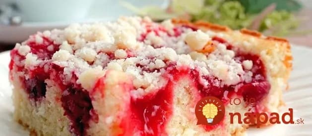 Drobenkový koláč s pudingom a jahodami: Nerobíte žiadne cesto – len nadrobiť na plech a zaliať pudingom, najlepší koláč na svete!