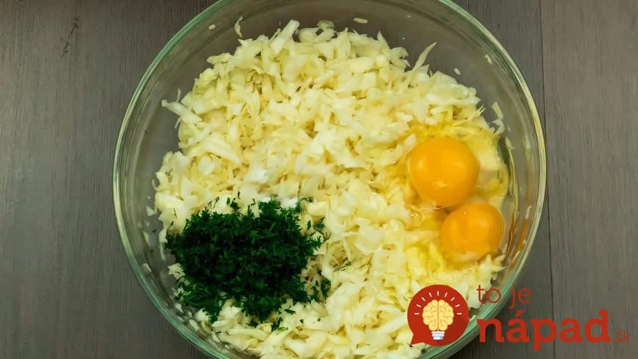 Kapusta, 2 vajcia a trocha syra: Zemiaky nechajte v komore, budete ľutovať, že ste o tejto prílohe nepočuli skôr!