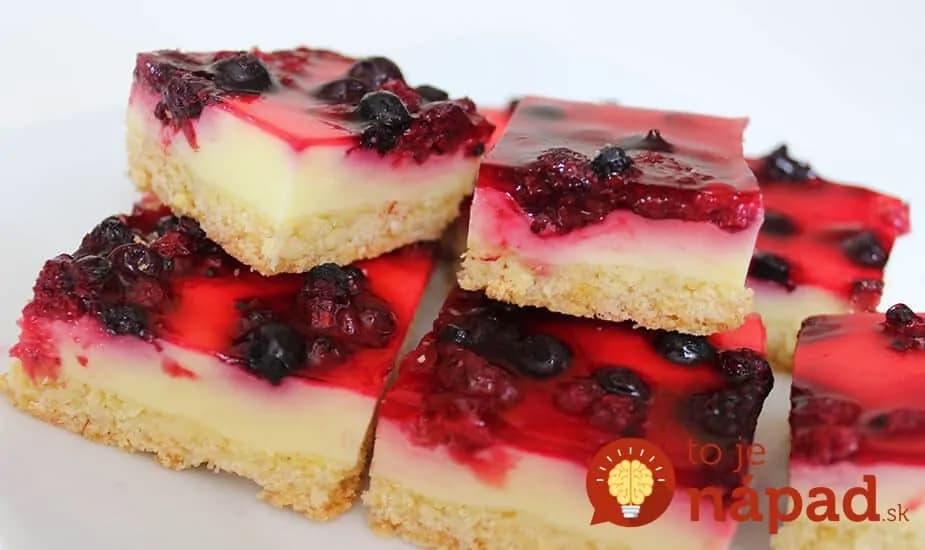 Jemné ovocné kocky s kyslou smotanou a želatínou: Tento koláčik je taký dobrý, že ho budete chcieť na stole stále!