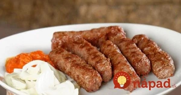 Kto má chuť na pravé balkánske čevapčiči, nech sa drží tohoto receptu: Inak ho už robiť nebudete – ľahký a výborný obed!
