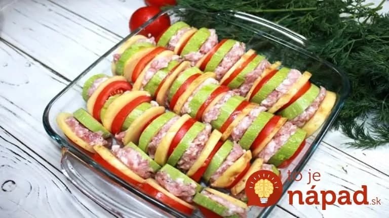 Prekladaný cuketový kastról s mäsom a syrom: Len 2 cukety, trochu mletého mäsa, zemiaky a šťastná celá rodina!