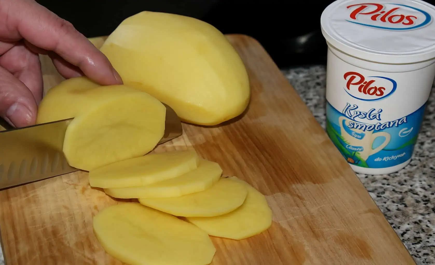 Zemiaky nakrájam na kolieska a pridám kyslú smotanu: Za 5 minút a mám perfektné pohostenie pre návštevy – chlebíčky si nikto nevšíma!