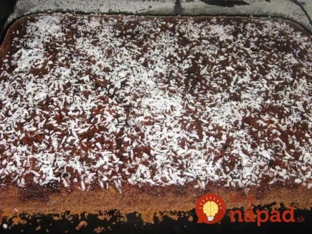 Hop do rúry: Fantasticky lahodný koláč z hrnčeka, ktorý pripravíte za 5 minút – je vynikajúci!