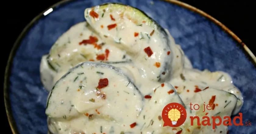 V lete nerobím ťažké majonézové šaláty, každý pýta k rezňom len toto: Mladá cuketa v omáčke s kyslou smotanou – úžasná chuť!