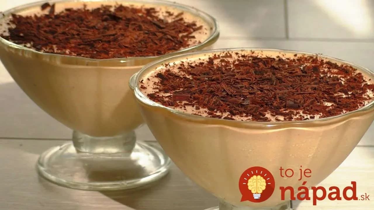 Nesmierne lahodný dezert len z kyslej smotany a dvoch banánov: Do pohárov aj ak torta, príprava za 7 minút!