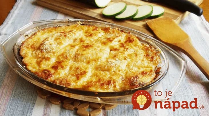 Prekladaná cuketa s cesnakom a syrom: Nikdy by som nepovedala, že pečená cuketa môže chutiť lepšie, ako vyprážaná – je to bomba!