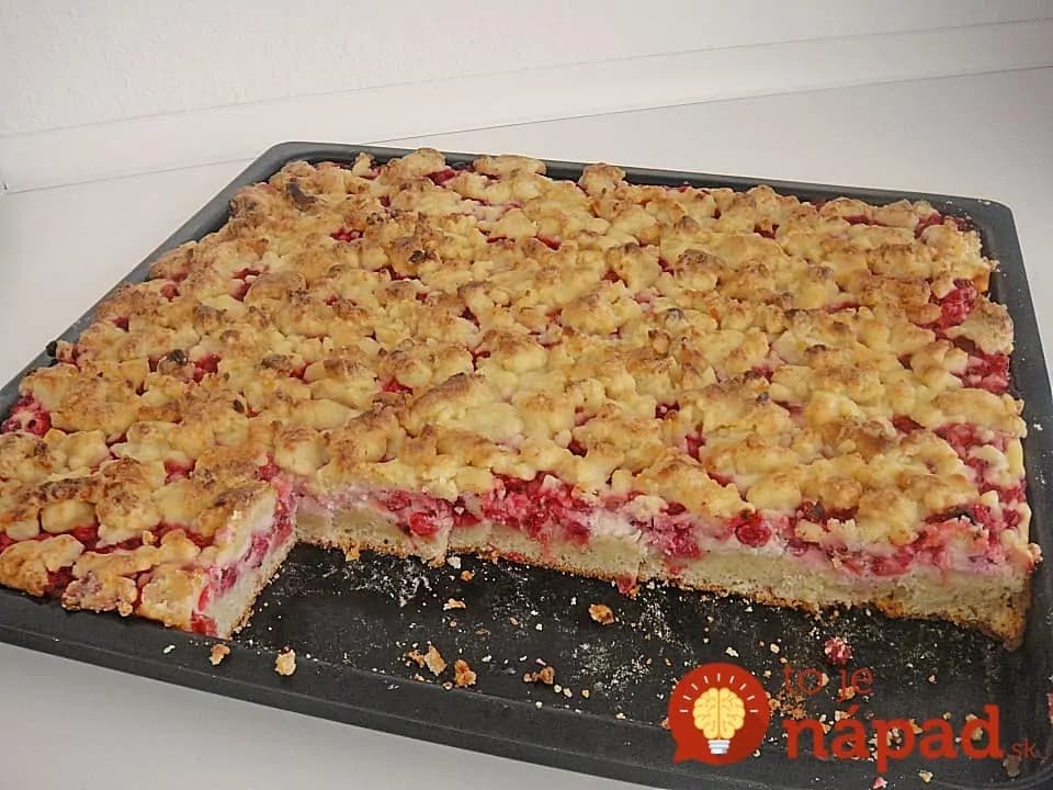 Drobenkový koláč s pudingom a ríbezľami: Nerobíte žiadne cesto, len nasypať na plech, zaliať pudingom!