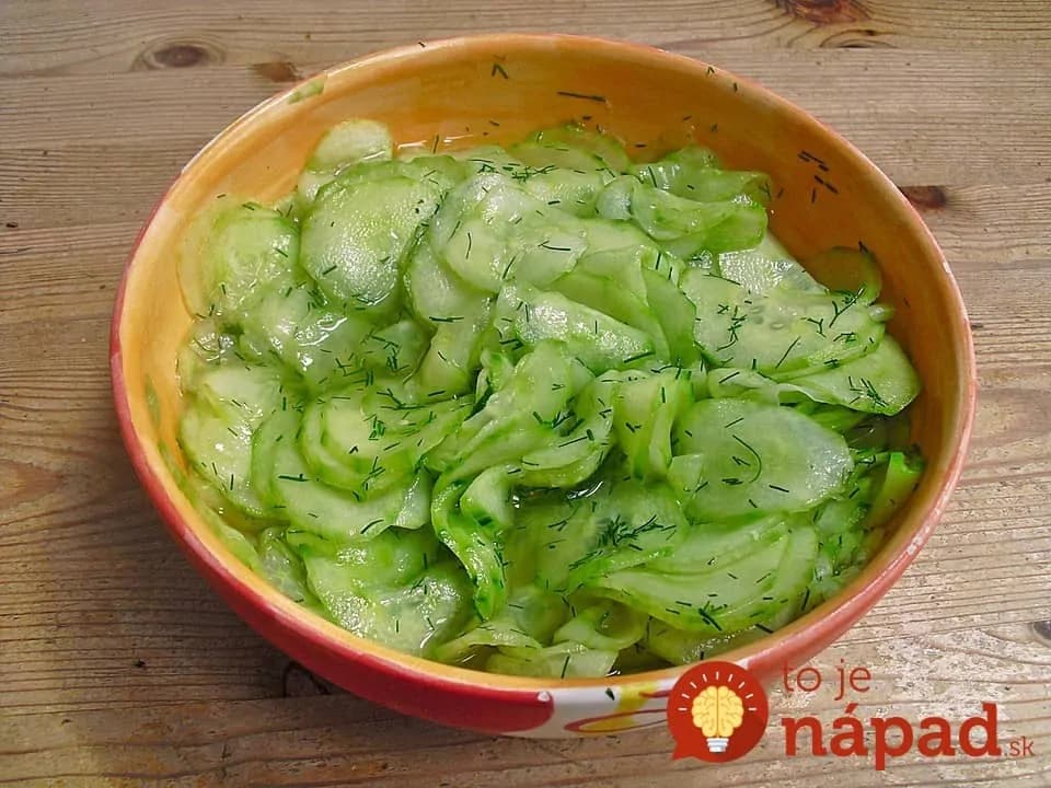 Ruský uhorkový šalát s fantastickou zálievkou: V lete ho dávam k rezňom aj na grilovačku – perfektná chuť!