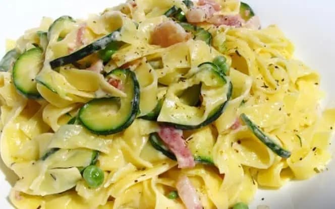 Široké rezance s cuketou, slaninou a bambinom – vynikajúce: Len 20 minút a fantastický obed je na tanieri!