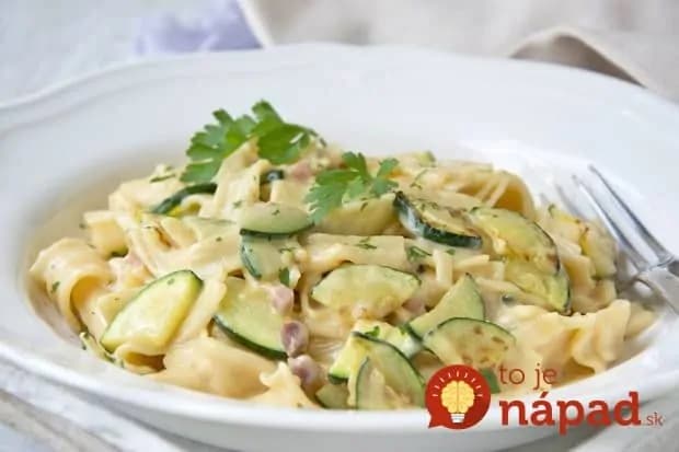 Výborné cestoviny s ľahkou omáčkou z cukety a kyslej smotany: Perfektná letná rýchlovka s úžasnou chuťou (RECEPT)!