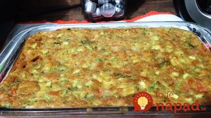 Ľahký cuketový nákyp so syrom a cesnakom: Stačí len všetko zmiešať a dať do rúry!