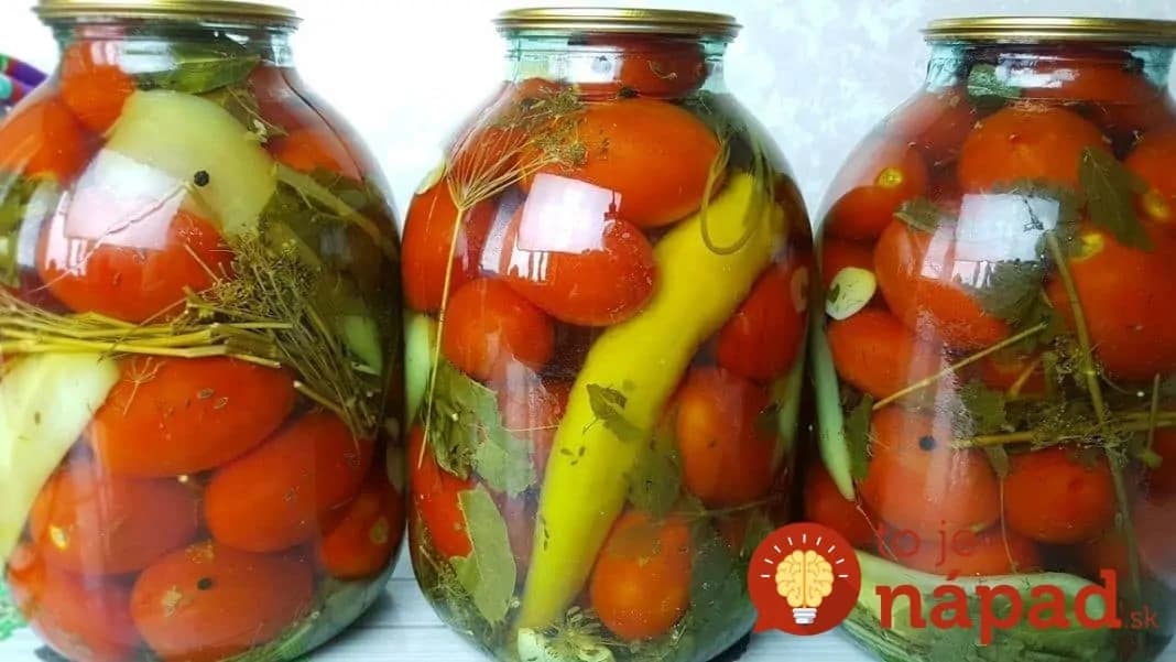 Ruské nakladané rajčiny s cesnakom, bez zavárania: Tento rok robím zásobu aspoň do zimy – famózna chuť!
