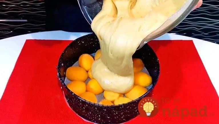 Obrátený broskyňový koláč s kyslou smotanou: Robota na 5 minút a najlepší ovocný koláč pod slnkom!
