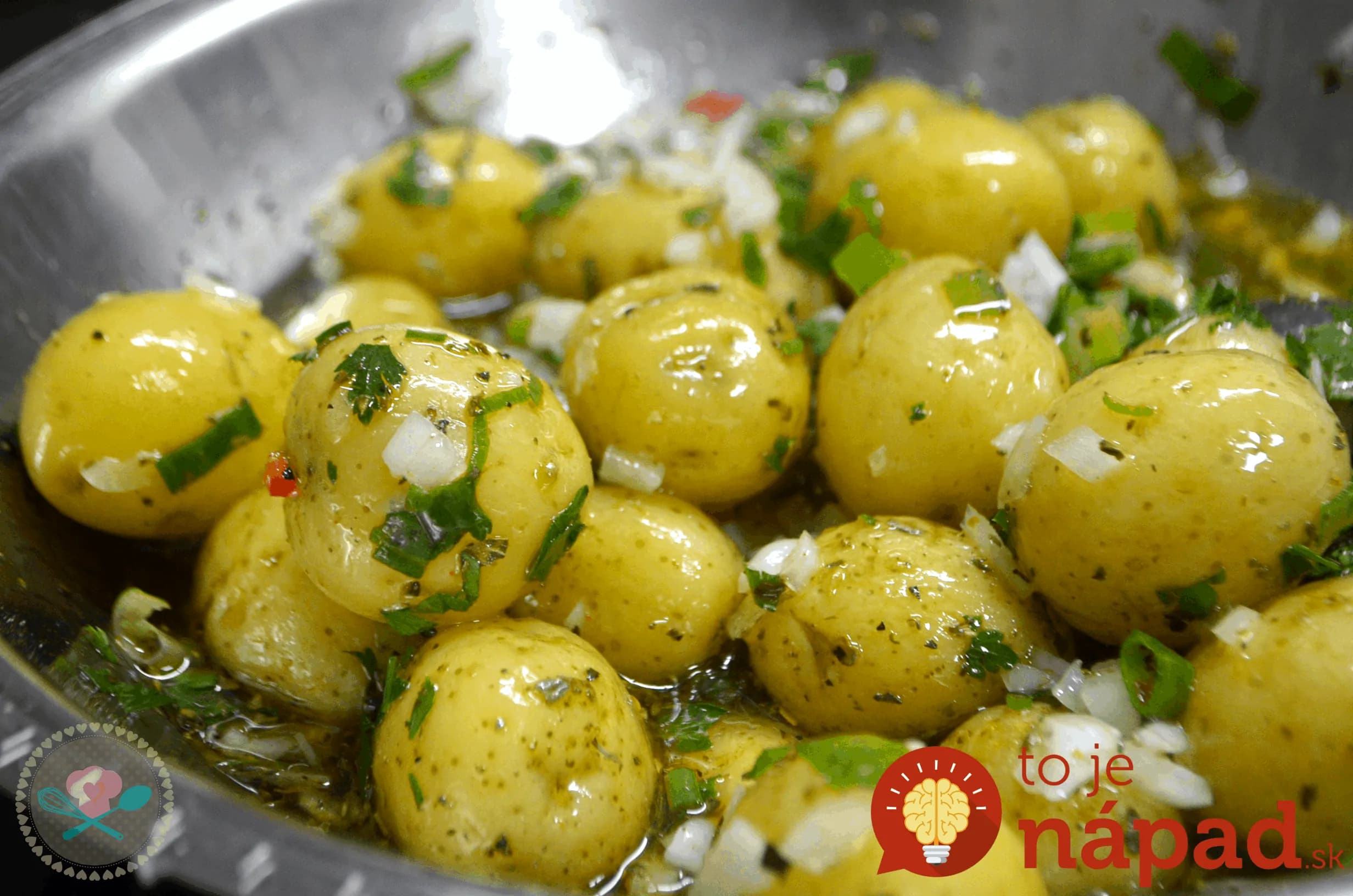 Najlepšia náhrada za ťažké šaláty s majonézou: Nové zemiaky s extra chutnou zálievkou – netreba k nim ani hlavný chod!
