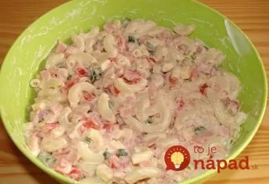 Strašne dobrý šalát s kolienkami, šunkou a kyslou smotanou za 10 minút: Prudko žravý, hneď hotový!