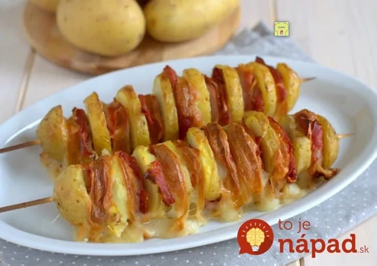 Nič z nových zemiakov nechutí lepšie, ako tieto chrumkavé prekladané špízy: Pripravíte ich v rúre aj na grile!