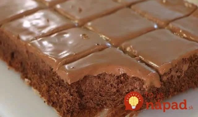 Jablkový blesk s čokoládou a kyslou smotanou: Úžasne šťavnatý koláč z hrnčeka, pripravený za 15 minút – najleší dezert z jabĺk!