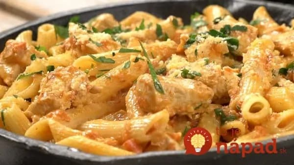 Kuracie kúsky v cestovinách z jedného hrnca: Perfektná obedová rýchlovka s úžasnou chuťou!