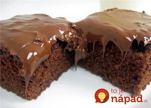 5-minútový jablkový perník: Veľmi šťavnatý koláčik s džemom a čoko polevou – top jesenný recept!