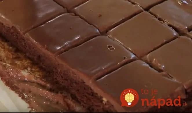 Veľmi šťavnaté “Milka” rezy z hrnčeka: Stačí len upiecť a preliať polevou, chuť je bezkonkurenčná!