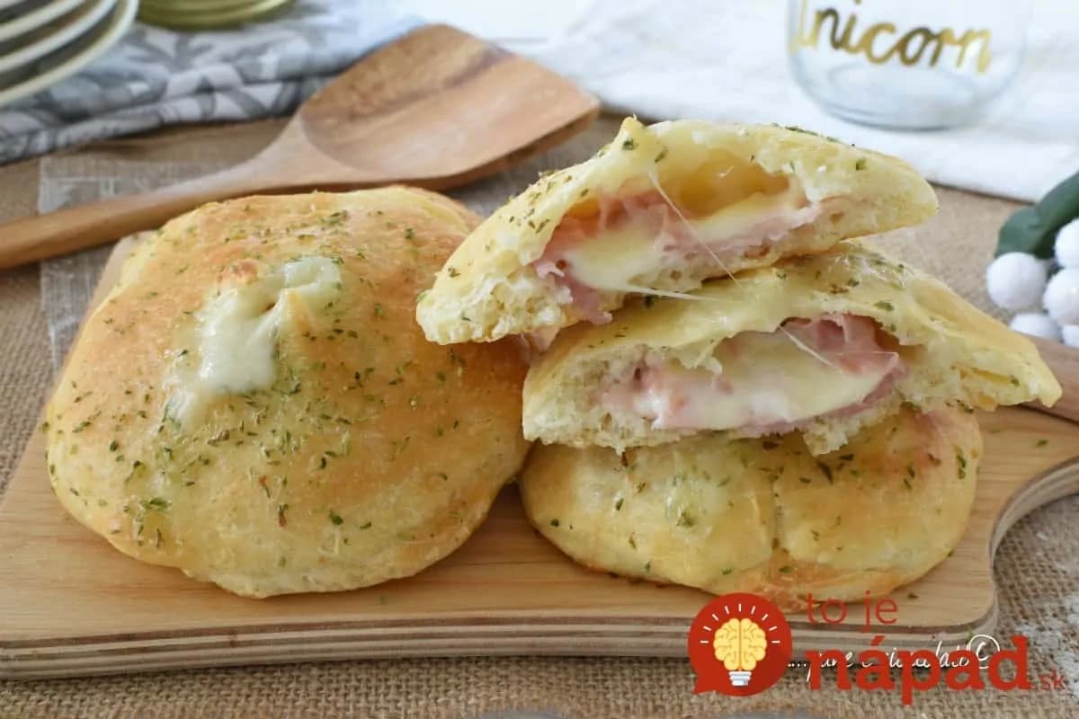 Talianska chlebová pochúťka: Prudko návyková Foccacia plnená prosciuttom a syrom!