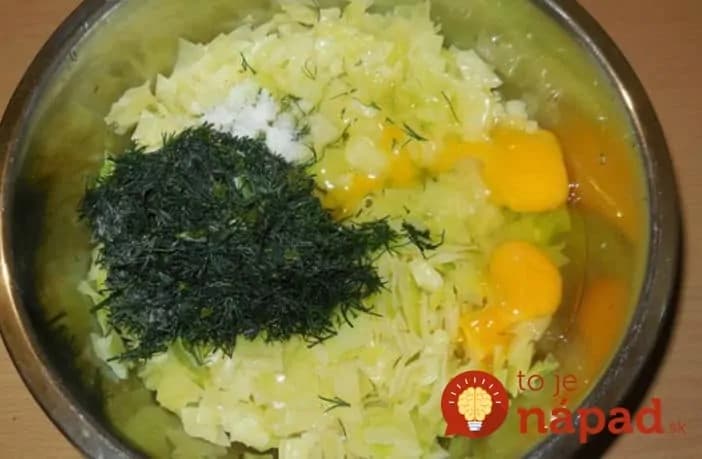 Len kapusta, 3 vajcia, múka, cesnak a bambino: Škoda, že som tento recept nepoznala skôr – lacný a výborný obed pre celú rodinu!
