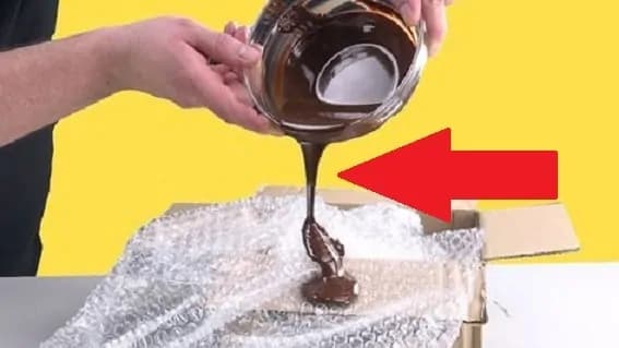 Roztopenú čokoládu naliala na plastovú fóliu a nechala zaschnúť: Čo z toho o pár minút vznikne ohromí všetkých vašich hostí – to musíme skúsiť!